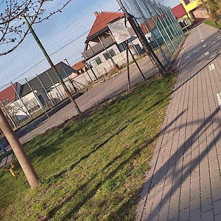 Penzion Kendy Apartamento Mistrin Exterior foto