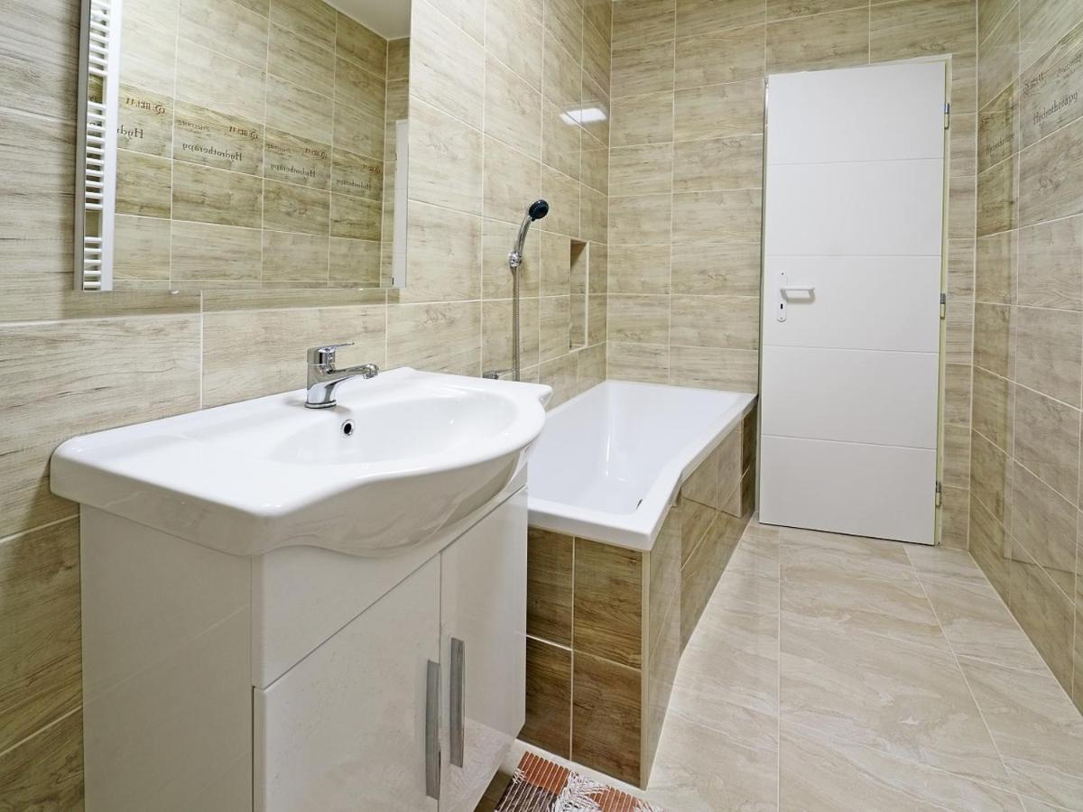 Penzion Kendy Apartamento Mistrin Exterior foto